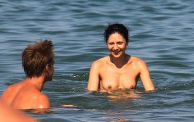 Martha Issová nahá. Foto - 2