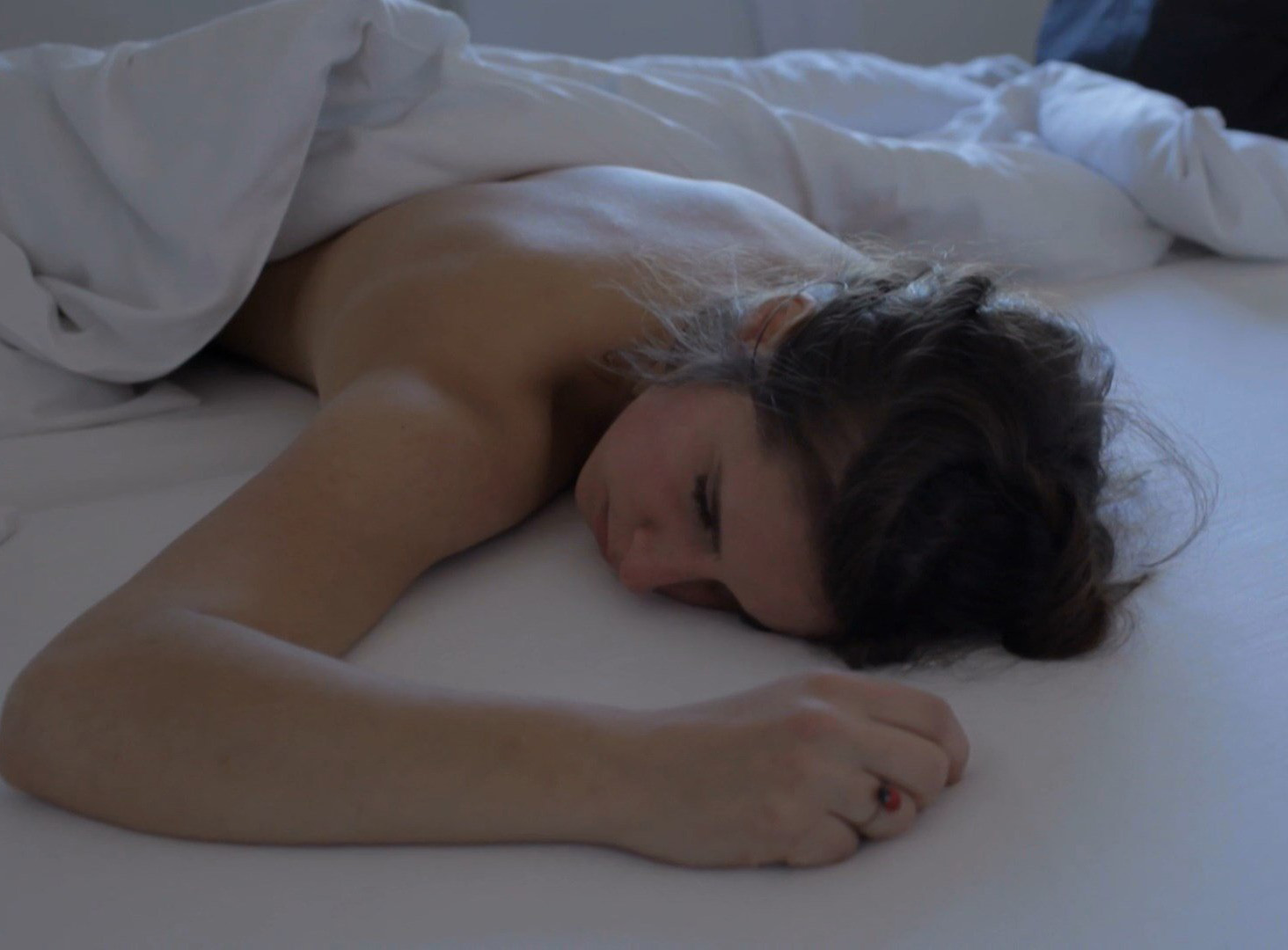 Amelie Kiefer ist nackt.