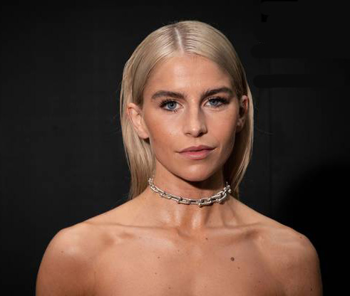 Erotische, sexy und pornografische Fotos von Caroline Daur