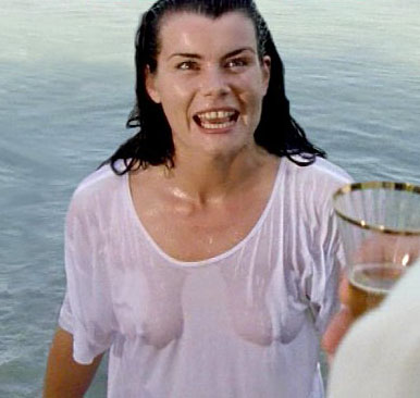 Nicola Tiggeler entkleidet sich vollständig und präsentiert ihre üppigen Kurven und ihre glatte Scham.