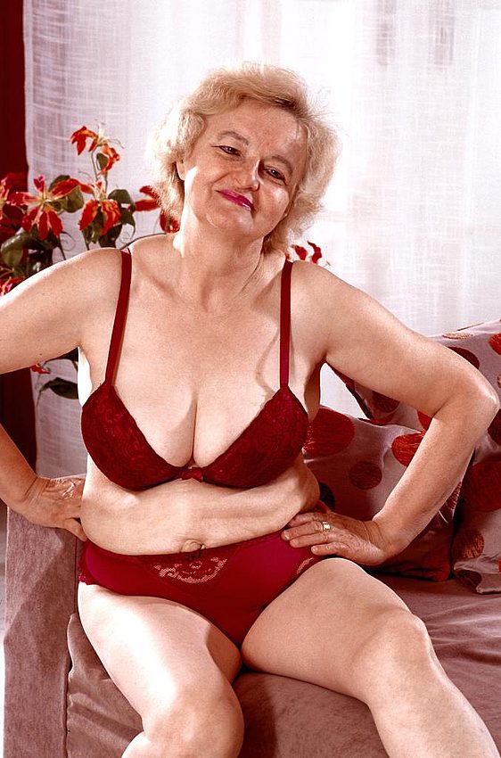 Mature women and grannies. Gallery - 267. Photo - 3