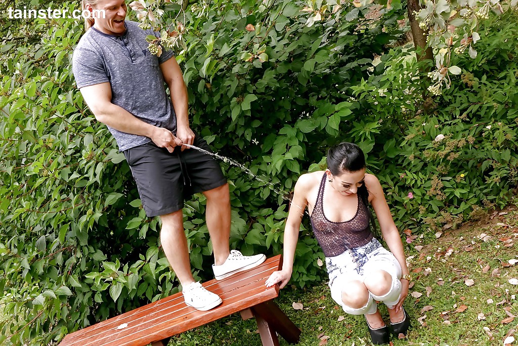 Pissing. Gallery - 668. Photo - 1