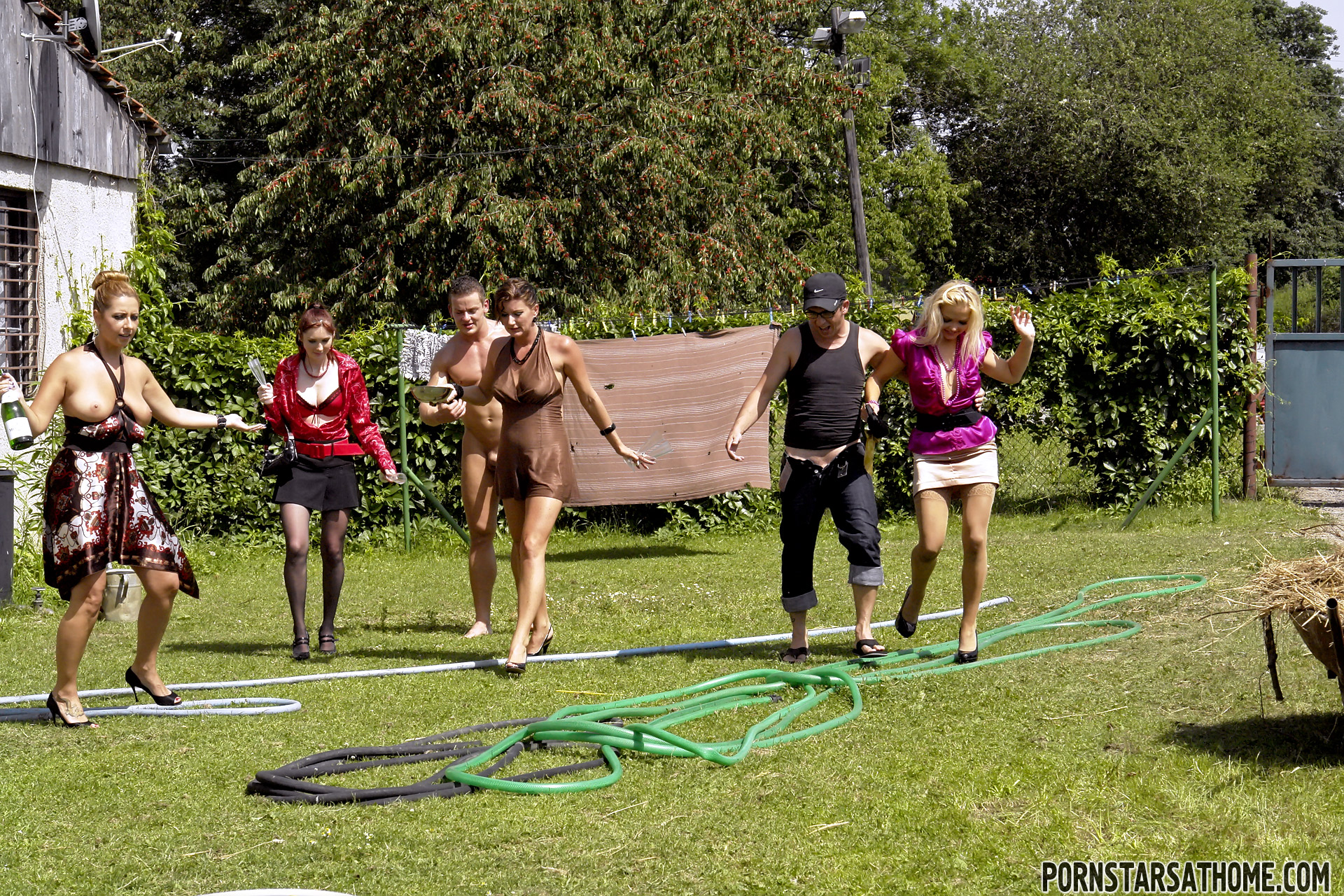 Pissing. Gallery - 709. Photo - 1